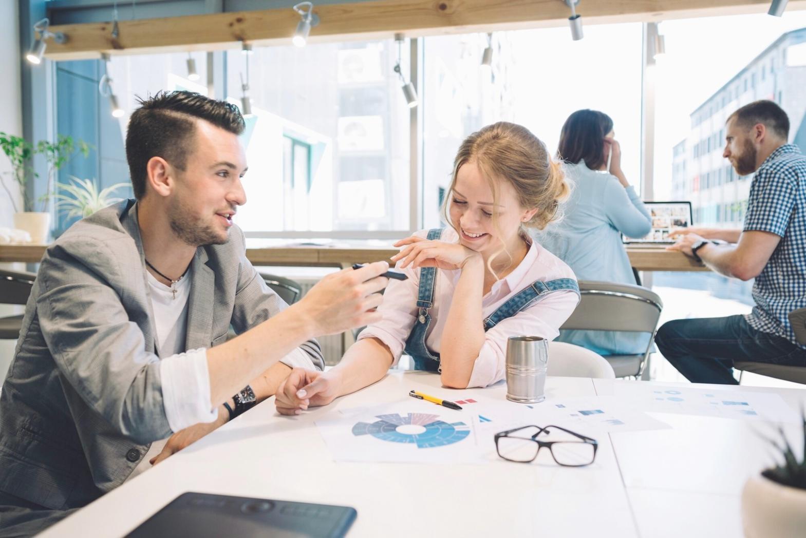 Espace de formation moderne avec écrans et outils de design
